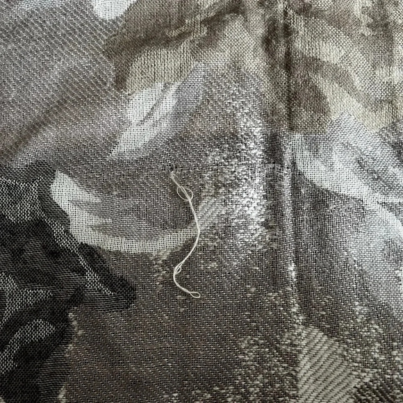 Grey abstract scarf - Picture 5 of 6